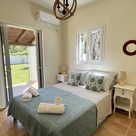 Semesterbostad Beachfront With Garden - Valentine Corfu *